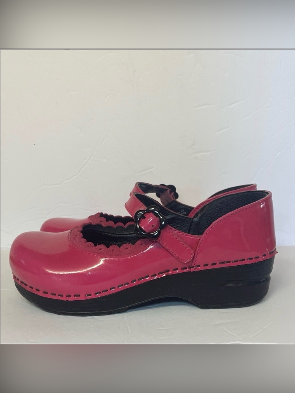 Dansko Bubblegum Jill Patent Leather Mary Jane clogs in pink girls size 1